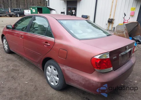 2005 Toyota Camry Le z USA, uszkodzony, nr VIN 4T1BE32K85U027422